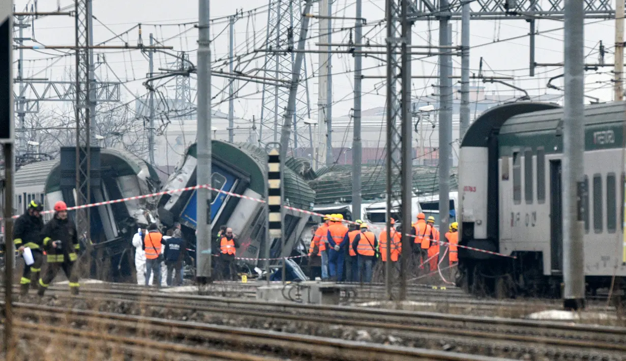 Penyelamat, polisi, dan teknisi Italia bekerja di lokasi tergelincirnya kereta di Stasiun Pioltello Limito, Milan, Italia, Kamis (25/1). Belum diketahui penyebab kecelakaan tersebut. (AFP PHOTO/Piero CRUCIATTI)