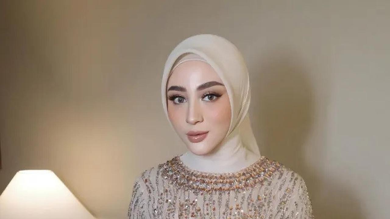 Inspirasi Kebaya Wisuda yang Anggun, Pilihan Margin Wieheerm hingga Rania Yamin