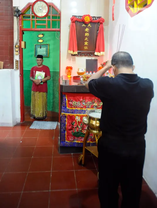 Tak heran jika banyak umat Islam datang berkunjung untuk berziarah dan menggunakan sebagian area kelenteng tersebut. (merdeka.com/Arie Basuki)