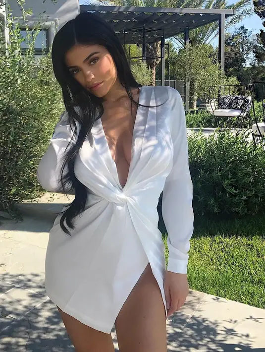 Meski begitu, Kylie pun juga memiliki resolusi untuk tahun 2018 mendatang, yakni ia sangat ingin menghabiskan banyak waktu bersama dengan Travis Scott. Bahkan di malam pergantian tahun pun ia ingin Travis menemani. (Instagram/kyliejenner)
