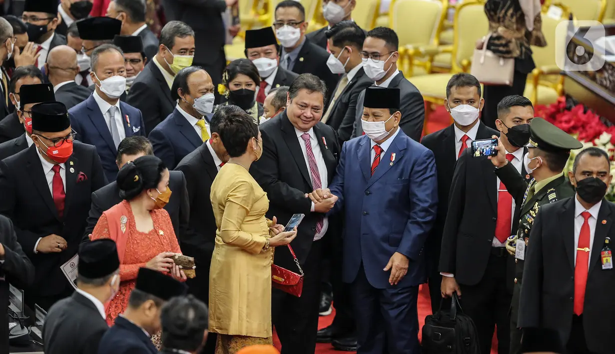 Menko Perekonomian Airlangga Hartarto dan Menteri Pertahanan Prabowo Subianto menghadiri Sidang Tahunan MPR dan Sidang Bersama DPR - DPD Tahun 2022 di Gedung Nusantara, Kompleks Parlemen, Senayan, Jakarta, Selasa (16/8/2022). Sidang dihadiri langsung oleh Presiden Joko Widodo (Jokowi), Wakil Presiden Ma'ruf Amin, serta jajaran menteri-menteri kabinet Jokowi serta para ketua lembaga. (Liputan6.com/Johan Tallo)