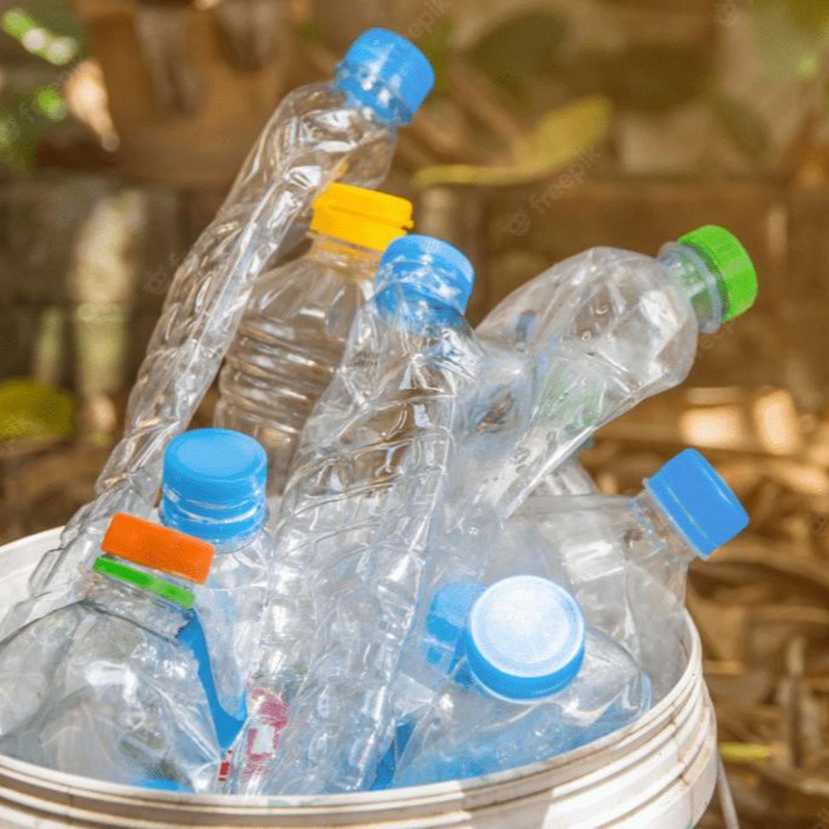 Kisah Lansia di Madiun Ubah Limbah Botol Plastik Jadi Sapu, Hasilkan Cuan Berlipat