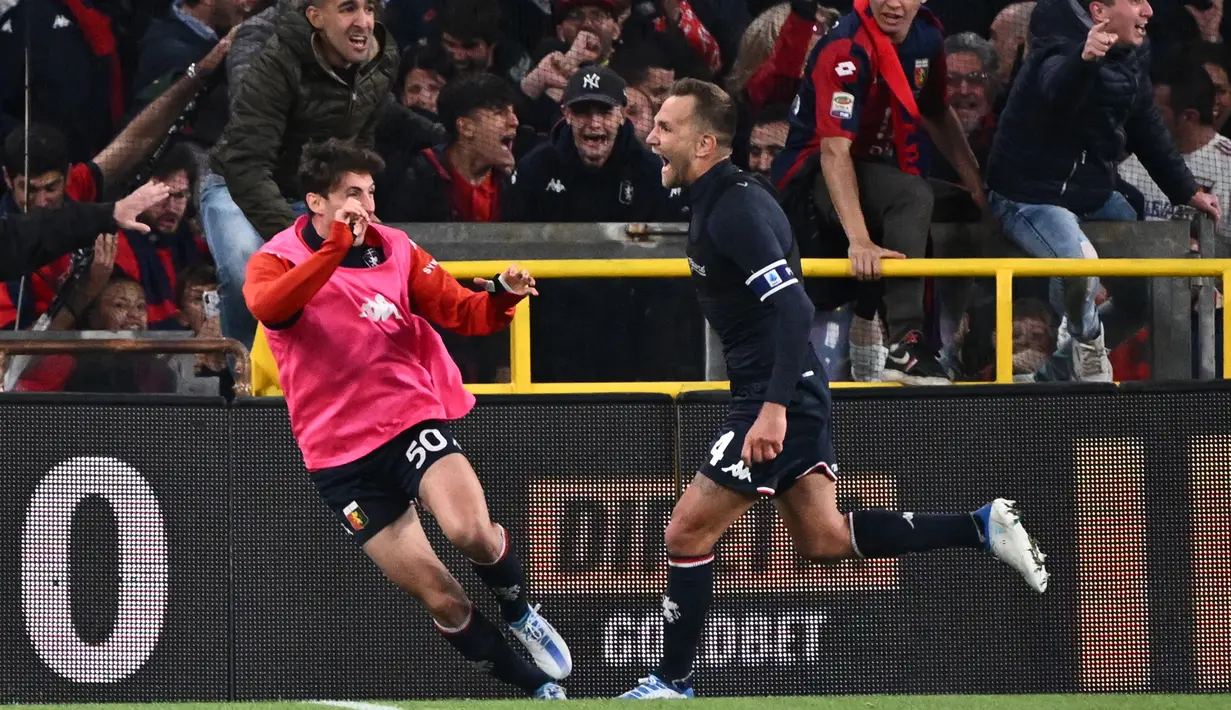 <p>Pemain Genoa Domenico Criscito (tengah) melakukan selebrasi usai mencetak gol ke gawang Juventus lewat tendangan penalti pada pertandingan sepak bola Serie A Liga Italia di Stadion Luigi-Ferraris, Genoa, Italia, 6 Mei 2022. Juventus kalah 1-2. (Marco BERTORELLO/AFP)</p>