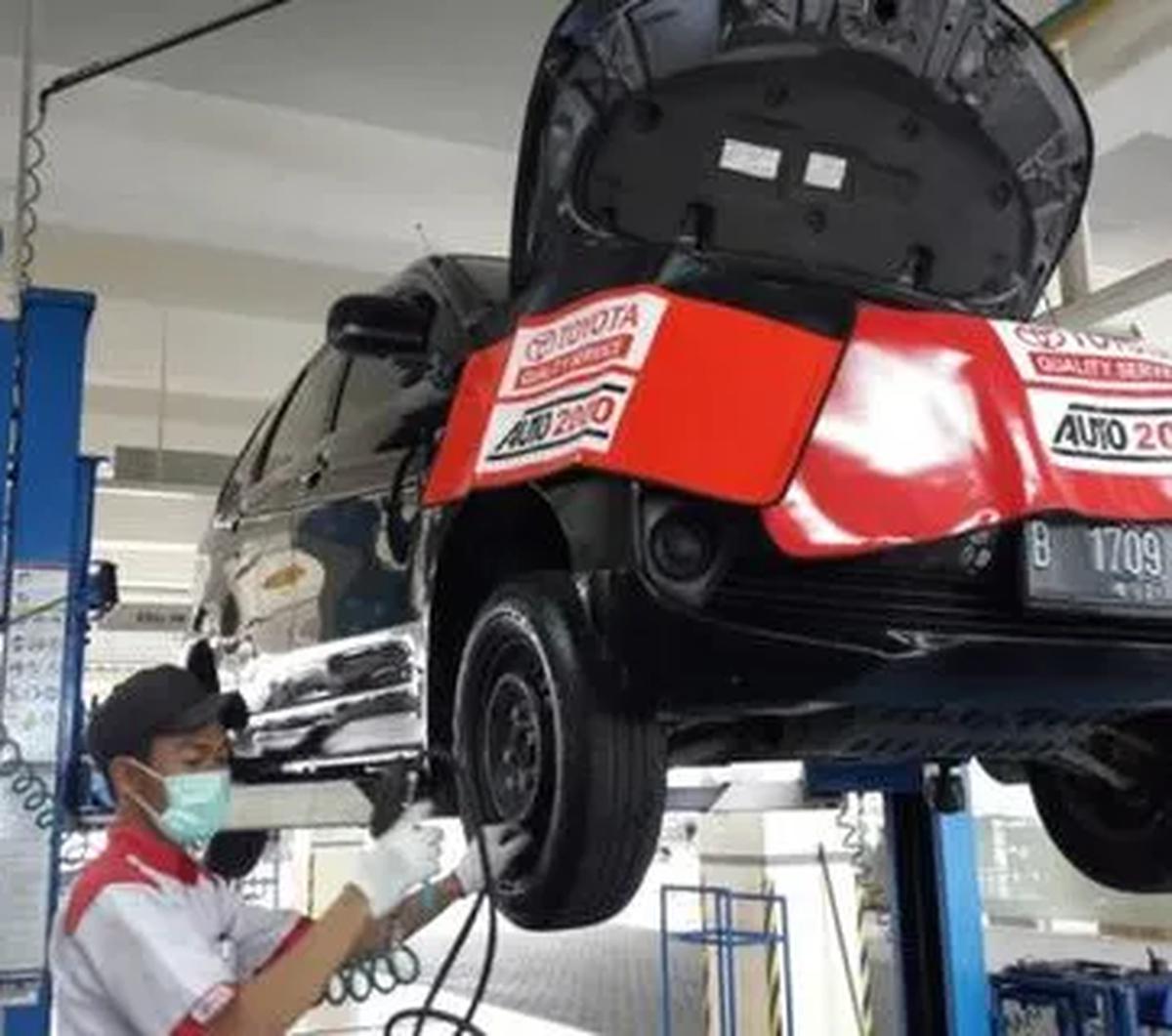 Ulir Ban Tipis atau Botak<br><br>Makin lama digunakan, biasanya ulir ban akan terkikis dan botak. Akibatnya, daya tapak/traksi ban<br>dengan jalan menurun, sehingga berbahaya.<br>Retak-retak ban jadi indikasi&nbsp;tidak layak pakai.<br>