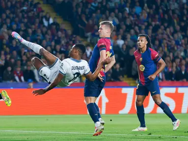 Pemain Inter Milan, Denzel Dumfries, mencetak gol ke gawang Barcelona dalam duel leg pertama semifinal Liga Champions di Estadi Olimpic Lluis Companys, Kamis (1/5/2025) dini hari WIB. (AP Photo/Joan Monfort)