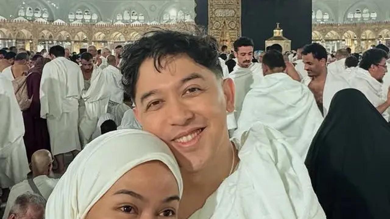 Tampilan Empat Pasutri Selebritis Berfoto Depan Ka'bah dengan Pakaian Serba Putih saat Umrah, Aaliyah Massaid hingga Yura Yunira