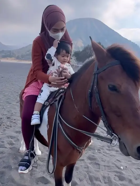 Kali ini, ia bersama Moana menyambangi Taman Nasional Bromo Tengger Semeru yang beberapa waktu lalu sempat ditutup lantaran mengalami kebakaran hebat. [@riaricis1795]