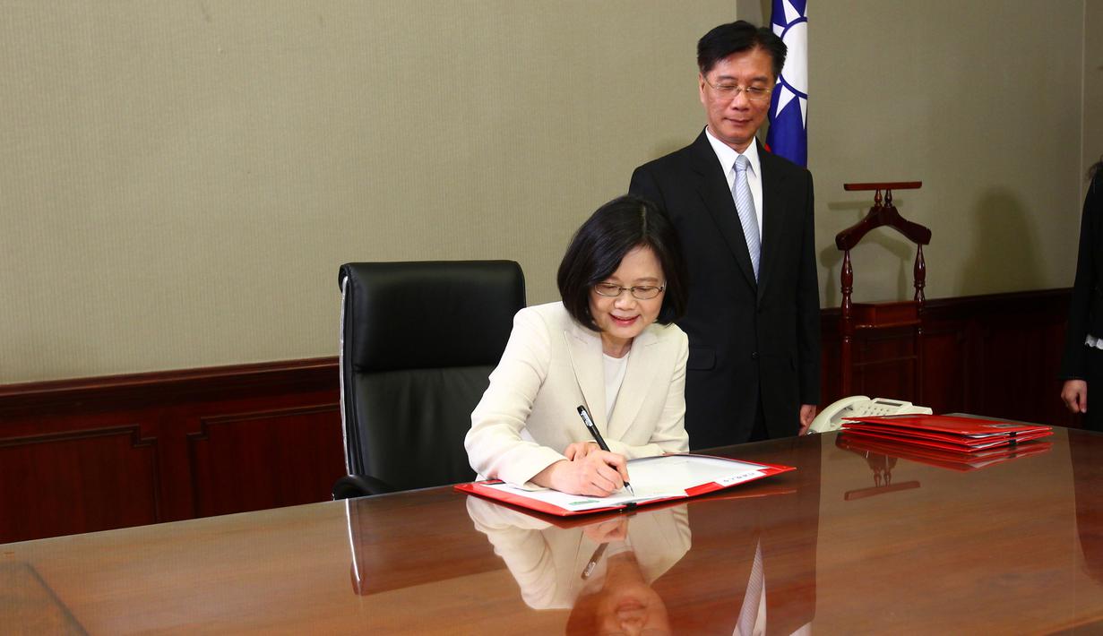 Tsai Ing- wen menandatangi berkas acara pelantikan dirinya sebagai Presiden perempuan pertama Taiwan di Istana Kepresidenan, Taipei, Jumat (20/5). Tsai Ing- wen menang mutlak pada pemilihan umum Januari lalu. (REUTERS/Taipei Photojournalists Association) 