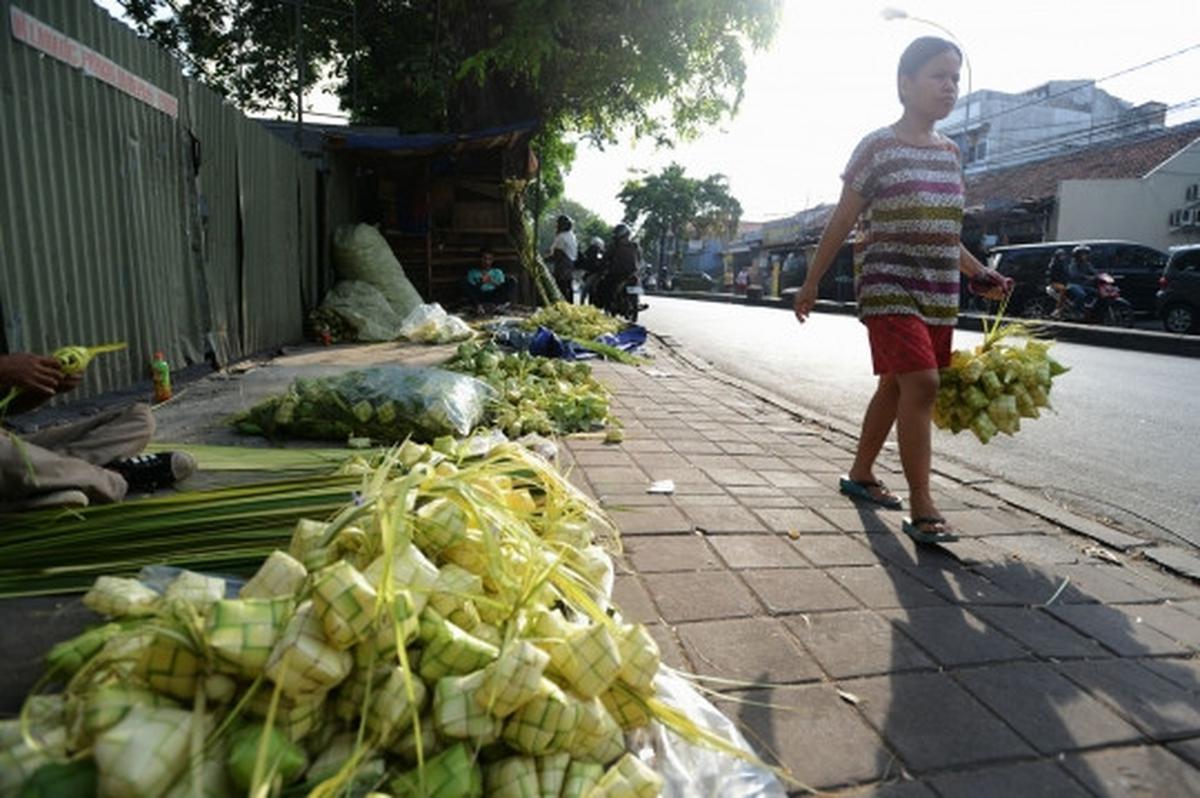 Berkah Lebaran, pedagang kulit ketupat di Palmerah panen rezeki