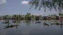 Para tukang perahu yang dipekerjakan oleh Pemerintah Jammu dan Kashmir menyingkirkan gulma dari Danau Dal di Srinagar, Kashmir, India, Rabu (22/7/2020). Danau Dal terkenal dengan airnya yang jernih dan tenang. (AP Photo/Dar Yasin)