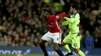 Gelandang Manchester United (MU), Paul Pogba sedang berduel dengan pemain Liverpool, Emre Can. (AP Photo/Dave Thompson)