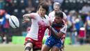 Indri Katerina Lahu gagal menghentikan laju pemain Jepang dalam babak penyisihan Rugby Seven Putri antara Indonesia vs Jepang pada Asian Games 2018 di GBK, Kamis (30/8/2018). (Bola.com/Peksi Cahyo)
