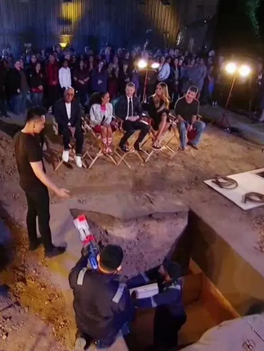 "Gue akan syuting dari ketinggian gedung lantai 30 dan berdiri di pinggir rooftop gedungnya," tulis Demian Aditya dalam pesan aplikasi pada Bintang.com. (Instagram/_demianaditya_)