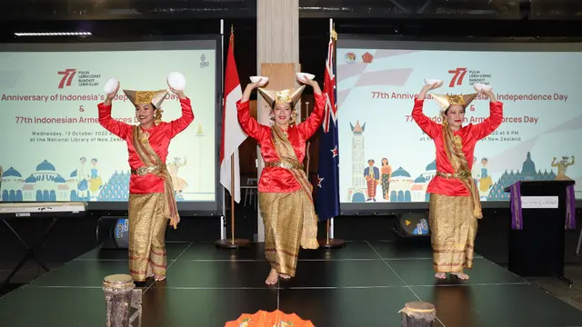 Penampilan budaya dalam acara resepsi diplomatik antara Indonesia dan Selandia Baru di National Library of New Zealand (12/10/2022). (Dok: Kemlu RI)
