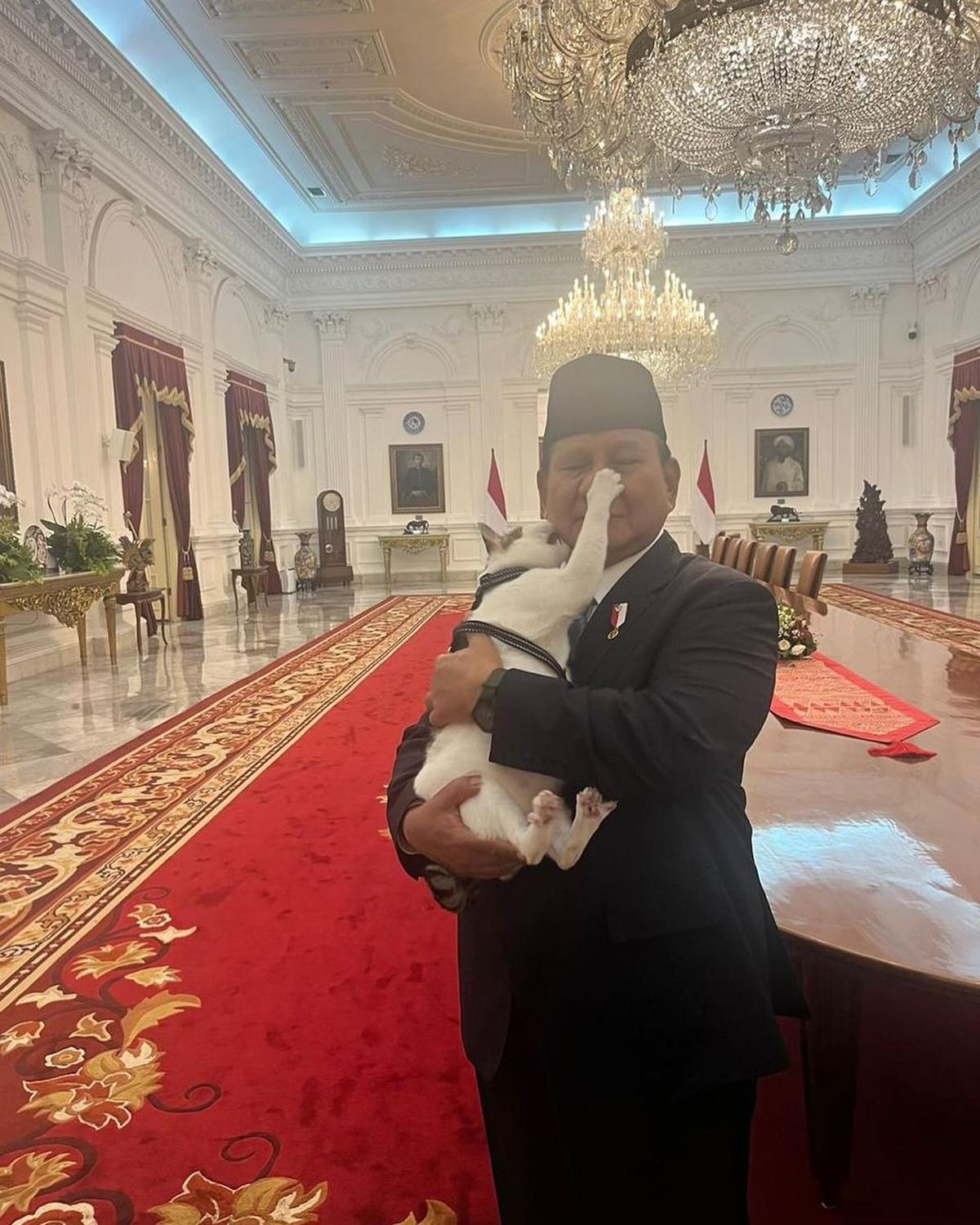 Potret Mesra Prabowo Gendong Bobby Kertanegara di Istana
