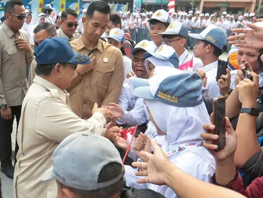 Presiden Prabowo Subianto menyalami sejumlah pelajar SMAN 34 Jakarta usai meresmikan LRT Jakarta rute Kelapa Gading-Manggarai di kawasan Stasiun LRT Manggarai, Jakarta, Rabu (16/9/2026). (KLY/Budy Santoso)