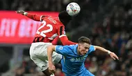 Bek Brasil AC Milan #22, Emerson Royal, berebut bola dengan gelandang Napoli Skotlandia #08, Scott Mc Tominay, selama pertandingan Serie A Italia Ac Milan vs Napoli di stadion San Siro Meazza di Milan, Rabu dini hari WIB (30/10/2024). (Gabriel BOUYS/AFP)