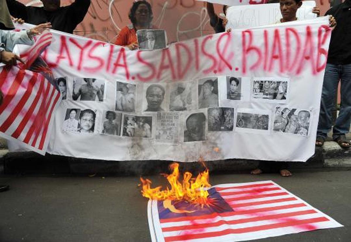 Pengunjuk rasa yang tergabung dalam Aktivis Bendera membakar  bendera  