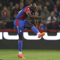 Pemain Crystal Palace, Jean-Philippe Mateta, mencetak gol ke gawang Manchester United pada laga pekan ke-36 Premier League 2023/2024 yang digelar di Selhurst Park, Selasa (7/5/2024). (AP Photo/Ian Walton)