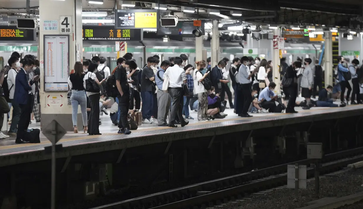 Penumpang menunggu kereta yang tertunda di Stasiun Shinjuku setelah gempa kuat melanda wilayah metropolitan di Tokyo, Kamis (7/10/2021). Gempa bumi kuat berkekuatan 6,1 skala Richter telah mengguncang daerah Tokyo, tetapi para pejabat mengatakan tidak ada bahaya tsunami. (AP Photo / Eugene Hoshiko)