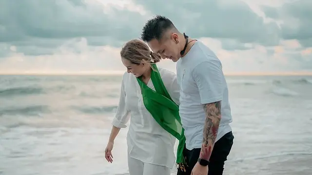 6 Potret Demian Aditya dan Sara Wijayanto di Jogja, Kunjungi Keraton Kotagede