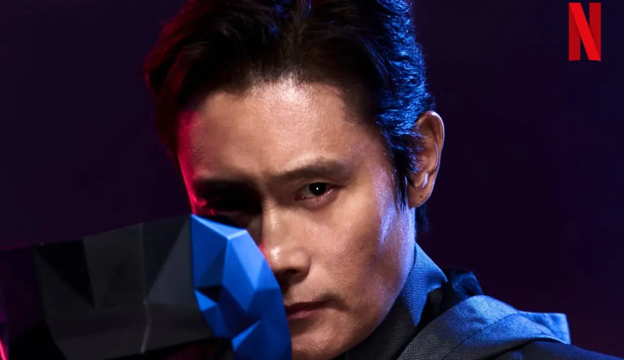 <p>Selain protagonis Ki Hoon, potongan gambar yang baru dirilis dari musim mendatang menampilkan Front Man yang penuh teka-teki (Lee Byung Hun) tanpa memakai topeng. (Foto: Netflix Korea)</p>