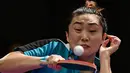 Atlet tenis meja putri Singapura, Feng Tian Wei berusaha mengembalikan bola saat berhadapan dengan rekan senegaranya Zhou Yihan pada SEA Games 2017 di Kuala Lumpur, Malaysia, Jumat, (22/8). (AFP Photo/Mohd Rasfan)