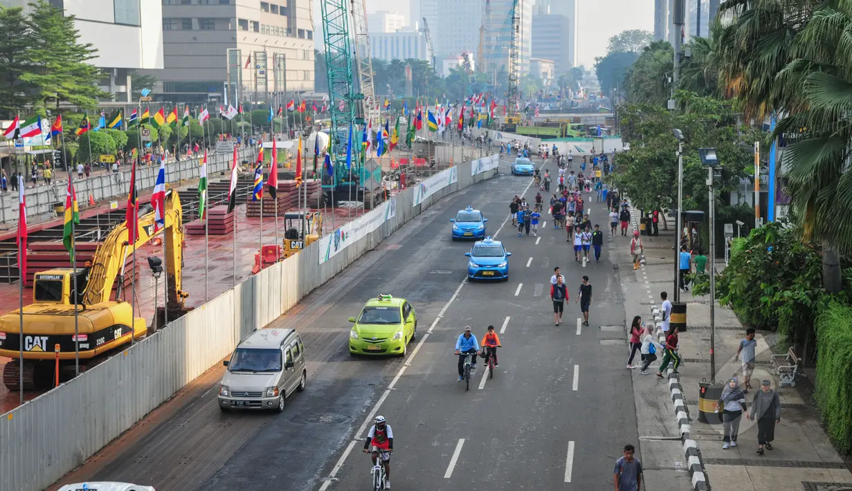 Warga berjalan kaki di sekitar Bundaran HI saat hari tanpa kendaraan atau car free day, Jakarta, Minggu (19/4/2015). Beberapa mengaku tidak tahu jika CFD ditiadakan selama pelaksanaan Konferensi Asia Afrika (KAA). (Liputan6.com/Faizal Fanani)