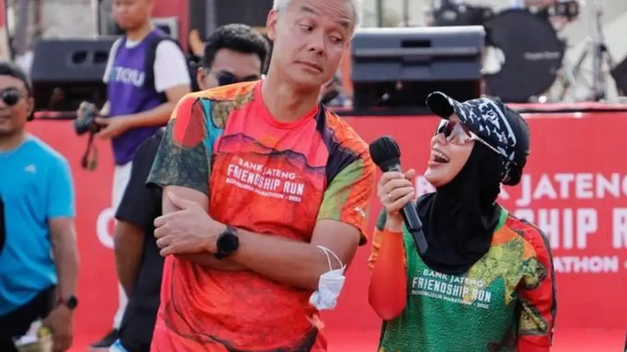 Istri calon presiden (capres) nomor urut 3 Ganjar Pranowo, Siti Atikoh Suprianti mengajak para relawan yang tergabung dalam Perempuan Indonesia Pilih Ganjar (PIJAR) untuk lebih efektif berkampanye.