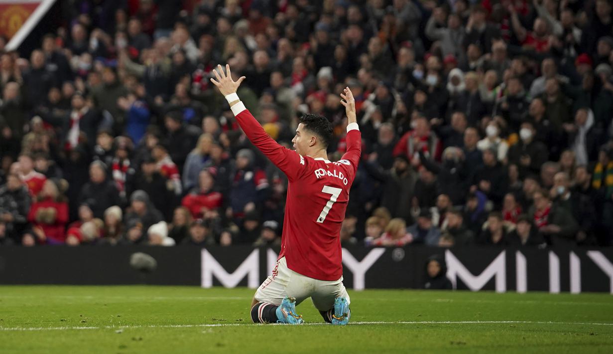 Wasit pun tetap pada pendiriannya meski mendapat protes dari Cristiano Ronaldo. (AP/Dave Thompson)