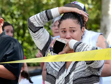 Seorang ibu menangis setelah insiden penembakan di Sekolah Dasar North Park di San Bernardino, California, Senin (10/4). Dua orang dewasa, termasuk seorang guru, tewas dan dua orang siswa dalam kondisi kritis. (Rick Sforza/Los Angeles Daily News via AP)