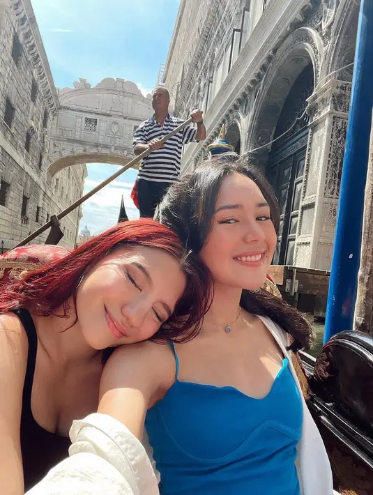 Wanita kelahiran 27  Oktober 2022 ini pun menggungah momen berselfie dengan sahabatnya Cassandra Lee saat berada di gondola. Beby Tsabina dan Cassandra Lee memang bersahabat karib. Selain partner kerja, di kehidupan nyata mereka saling dukung satu sama lain. (Instagram/bebytsabina)