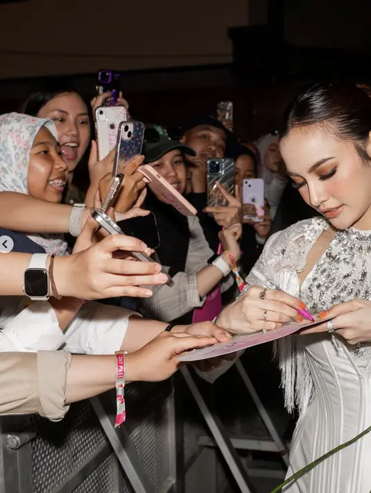 Mahalini juga terlihat begitu cantik dengan makeup nuansa senja yang begitu kontras dengan busana yang dikenakannya. [Foto: Instagram/ Mahalini]