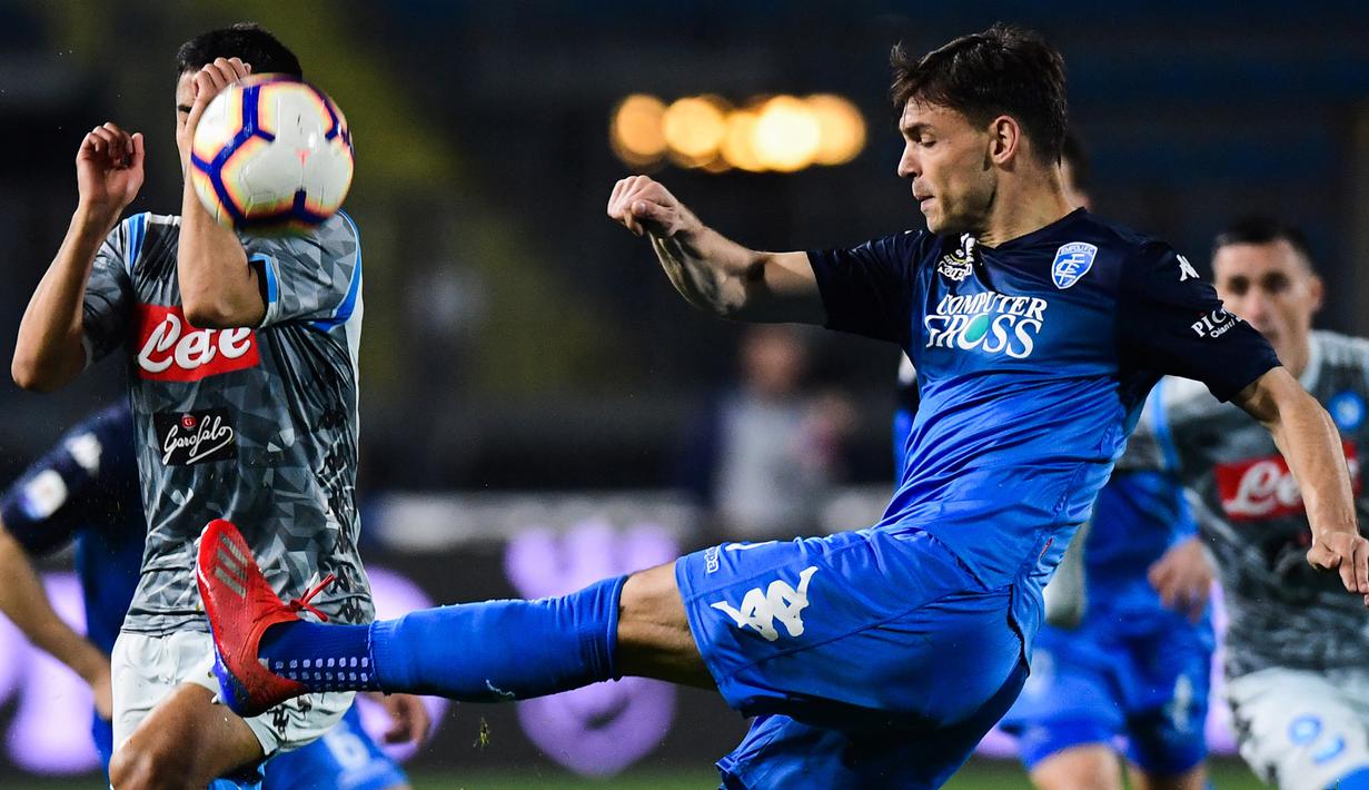 Frederic Veseli. Ia didatangkan Alex Ferguson dari Manchester City pada batas transfer musim dingin 2011/2012. Nyatanya ia tak sekalipun bermain hingga Sir Alex pensiun di akhir musim 2012/2013. Pada awal 2013/2014 ia dilepas ke Ipswich Town. Kini ia bermain bersama Salernitana. (AFP/Miguel Medina)