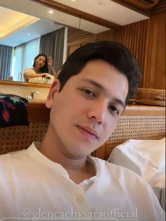 Kini resmi menikah, tak sedikit warganet yang turut bahagia atas pernikahan Rendi dan Glenca. Unggah foto Glenca Chysara secara diam-diam saat sedang menyisir rambut di Story Instagram, pasangan ini punya cara tersendiri untuk menunjukkan sisi romantis keduanya. Meski foto candid sekalipun, keponakan Poppy Bunga ini tetap terlihat cantik dan tak mengurangi pesonanya. (Liputan6.com/IG/@rendijhonpratama)