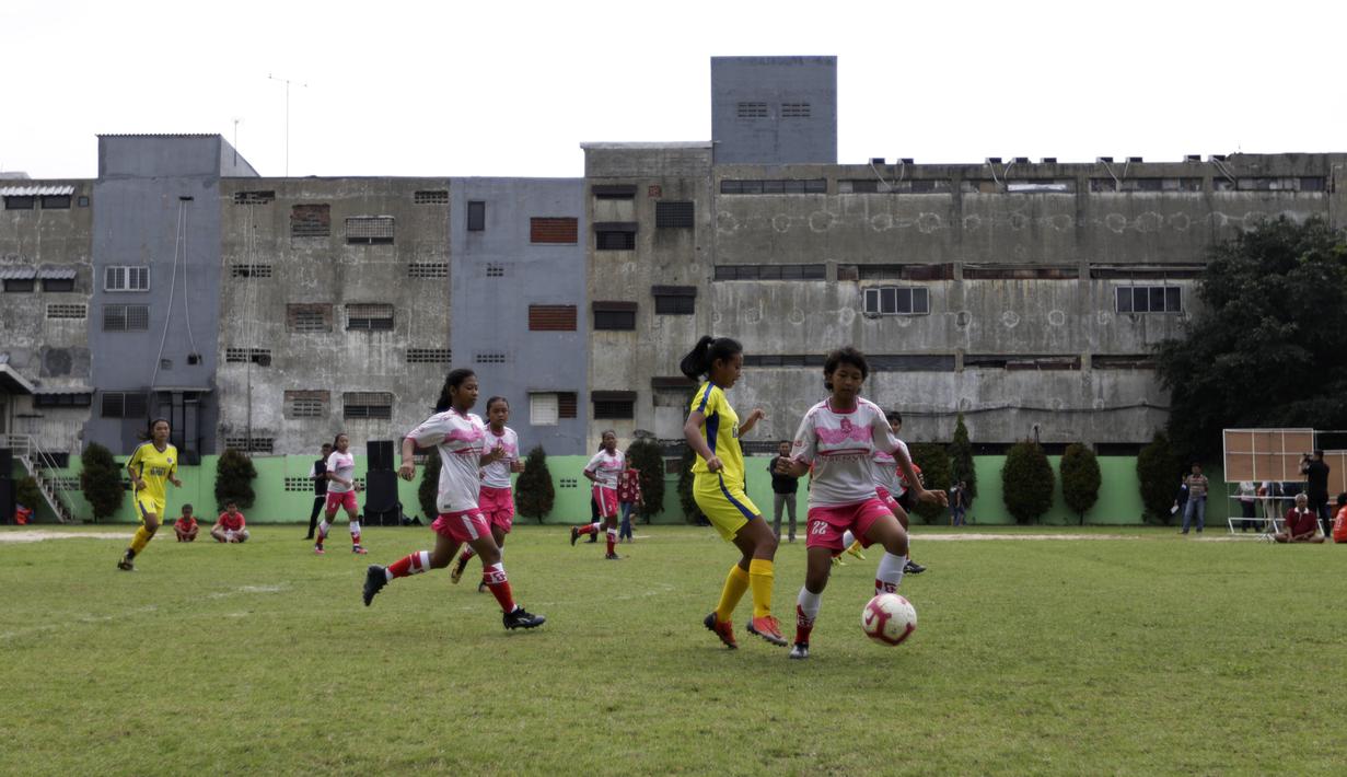 Pemain tim putri Persijap berebut bola dengan pemain BMIFA saat bermain di lapangan VIJ, Petojo, Jakarta, Sabtu (16/2). Acara ini rangkaian dari Festival 125 Tahun MH Thamrin. (Bola.com/Yoppy Renato)