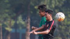 Duel pemain Timnas Indonesia U-16 dan pemain Timnas Pelajar U-15 pada laga uji coba di Stadion Atang Sutesna, Cijantung, Rabu (17/5/2017). Timnas Indonesia U-16 menang 5-1. (Bola.com/Nicklas Hanoatubun)