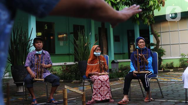FOTO: Aktivitas Lansia Mengisi Waktu Sambil Berlatih