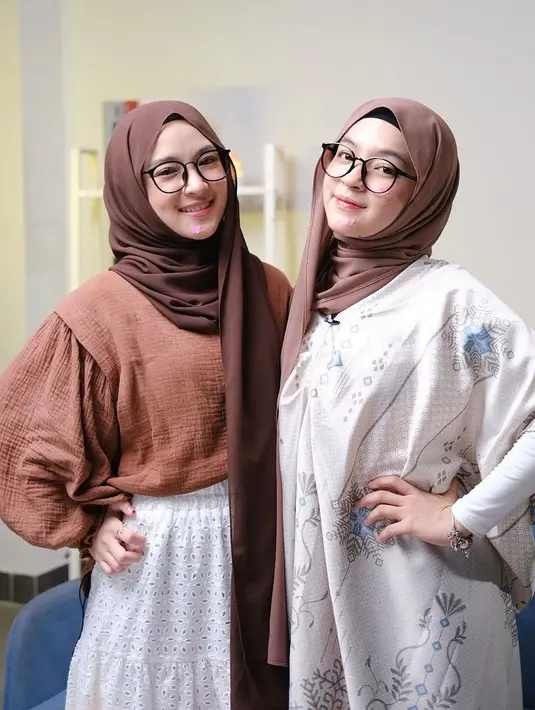 Eca Aura tampil manis mengenakan kaftan warna nude. [@nissa_sabyan]