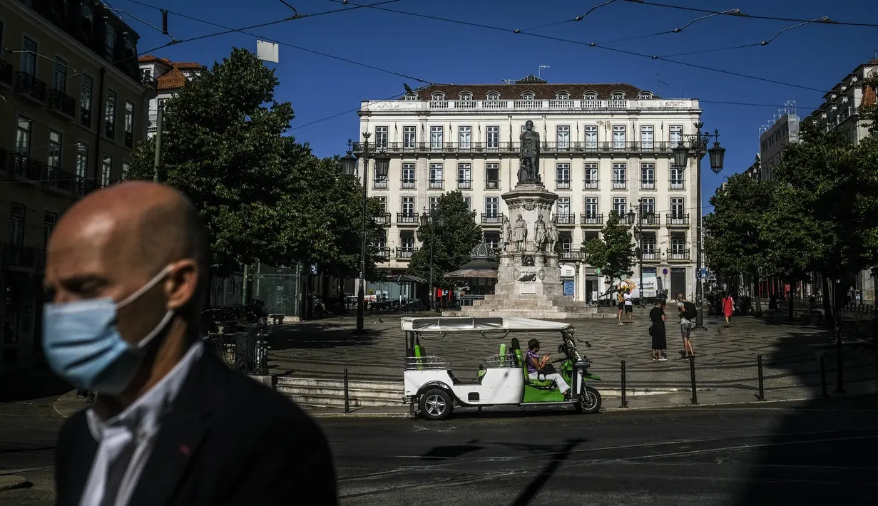 Sebuah tuktuk diparkir di alun-alun Camoes di Lisbon (14/7/2021). Hampir setengah dari populasi Portugal diberlakukan jam malam lagi awal bulan ini. (AFP/Patricia De Melo Moreira)