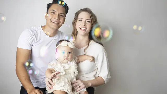 Tiga Tahun Menikah, Ini 7 Pemotretan Randy Pangalila Bersama Istri dan Anak