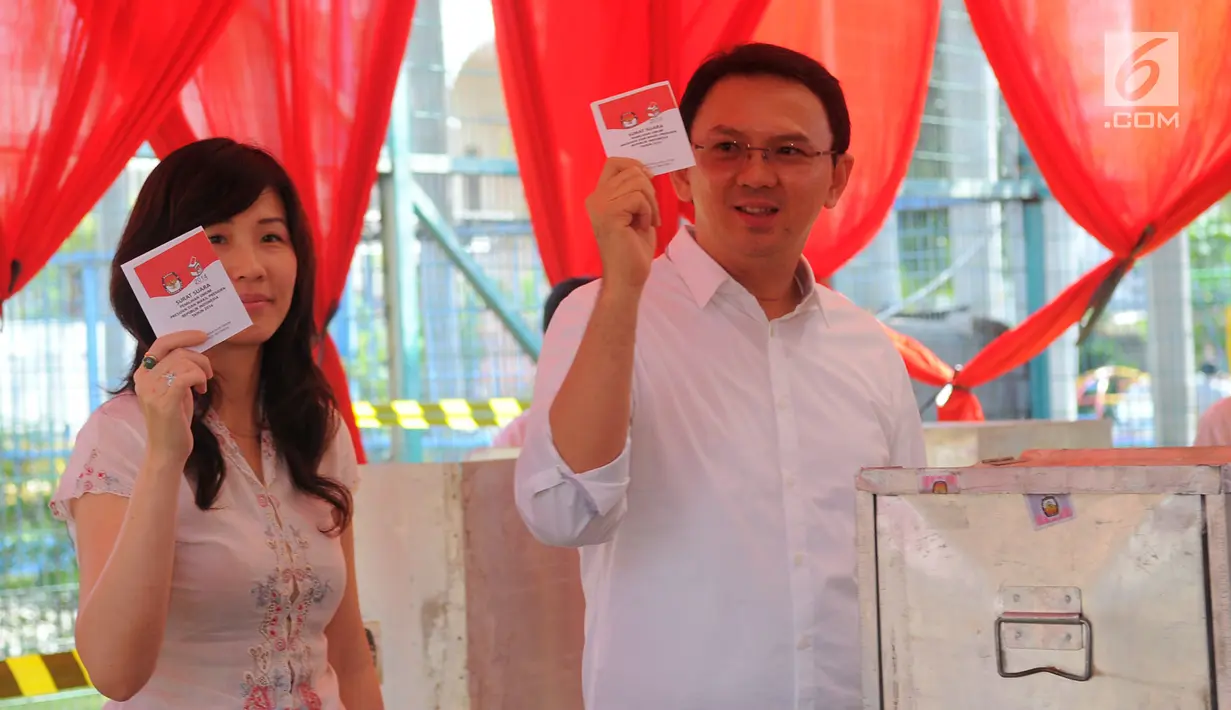 Basuki Tjahaja Purnama (Ahok) bersama Veronica Tan ketika pencoblosan Pemilihan Gubernur DKI Jakarta 2017 pada 19 April 2017. Kesempatan ini merupakan penampilan terakhir kalinya Ahok dan Veronica Tan bersama anak mereka. (Liputan6.com/Gempur M Surya)