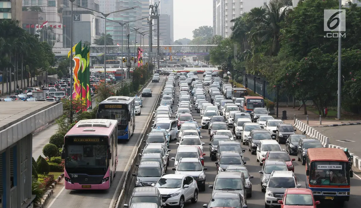 Suasana kemacetan di Jalan Sudirman, Jakarta, Jumat (23/6). Polda Metro Jaya tidak memberlakukan kawasan pengendalian lalu lintas ganjil-genap di beberapa jalan protokol Jakarta dari 23 Juni hingga 2 Juli 2017. (Liputan6.com/Immanuel Antonius)