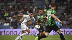 Gelandang AC Milan, Messias Junior berebut bola dengan pemain Sassuolo, Martin Erlic pada pertandingan lanjutan Liga Serie A Italia di stadion Mapei - Citta del Tricolore di Reggio Emilia (30/8/2022). Dengan hasil imbang ini AC Milan berada di posisi 3 dengan 8 poin. (Massimo Paolone / LaPresse via AP)