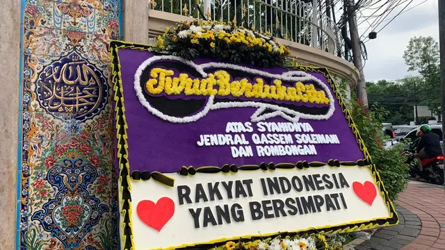 Karangan bunga duka cita terlihat di kantor Kedutaan Besar Iran untuk Indonesia atas kematian Jenderal Militer Qasem Soleimani.