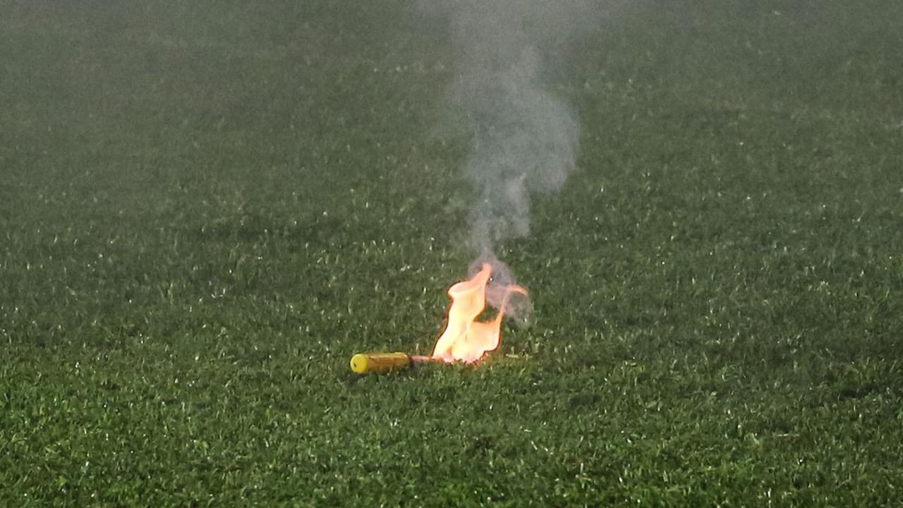 Penampakan sebuah flare yang terbakar di tengah lapangan hijau.&nbsp;Bola.com/Bagaskara Lazuardi
