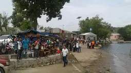 Warga melihat dari pinggir waduk saat Tim Densus 88 menggerebek rumah terapung di Waduk Jatiluhur, Purwakarta, Jawa Barat, Minggu (25/12). (Foto: Istimewa)