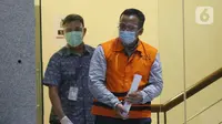 Menteri Kelautan dan Perikanan non aktif, Edhy Prabowo (kanan) usai menjalani pemeriksaan di Gedung KPK Jakarta, Kamis (3/12/2020). Sebelumnya, Edhy ditangkap dan ditahan KPK seMebagai tersangka dugaan suap penetapan calon eksportir benih lobster pada Rabu (25/11). (Liputan6.com/Helmi Fithriansyah)