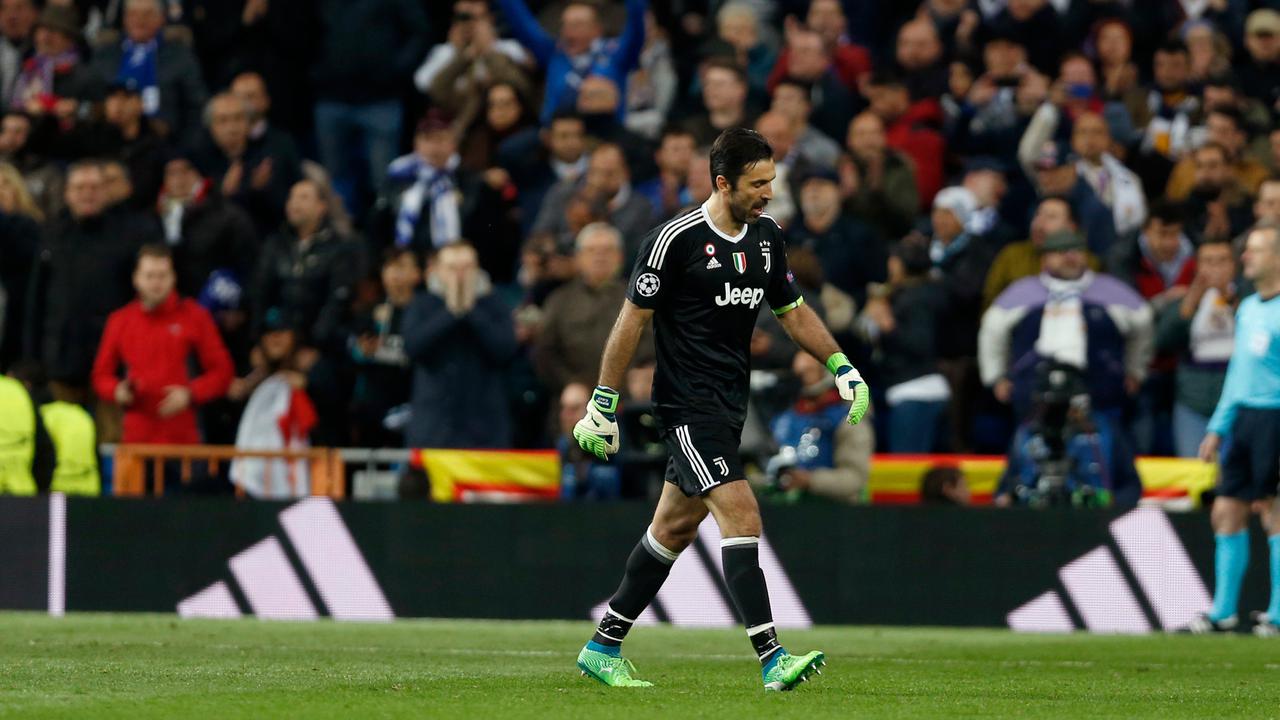 Gianlugi Buffon Semprot Wasit Michael Oliver