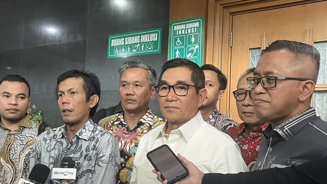 Kuasa Hukum Kerry Adrianto Riza, Hamdan Zoelva, mengungkapkan adanya sejumlah kejanggalan dalam proses penuntutan yang dilakukan jaksa penuntut umum. (Liputan6/M Radityo Priyasmoro)